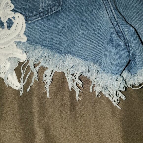 Blostirno Distressed-Lace Cut Off Shorts - Picture 3 of 4